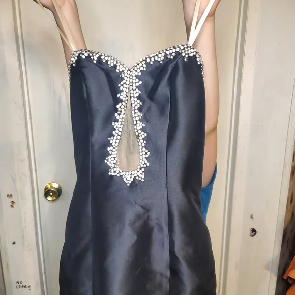 Dress - Picture 2 of 4